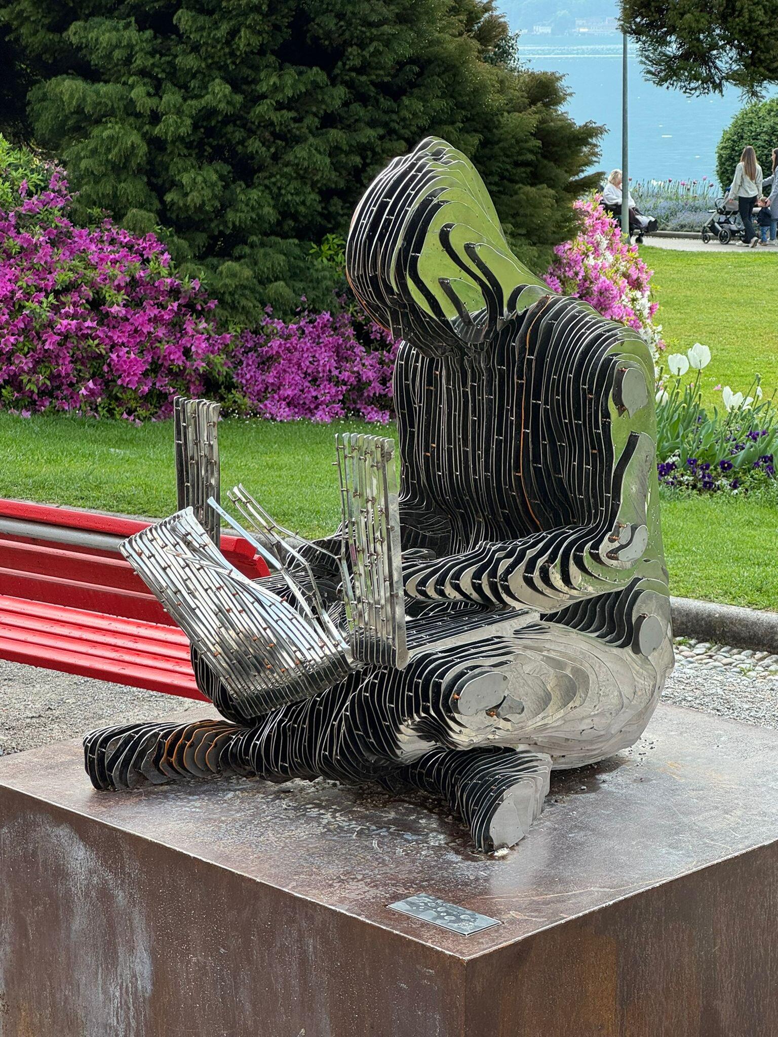 Vandalizzata ancora, la Statua di Satoshi Nakamoto a Lugano è un paradigma